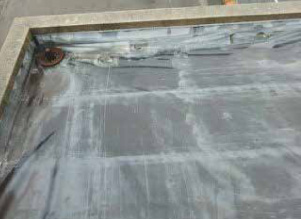 シートが引っ張られている