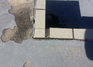 タイル取合部分のシート切れ及び防水層のはがれ