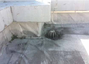 防水層がたわんでいる