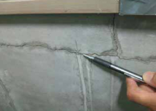 壁にひびが入っている
